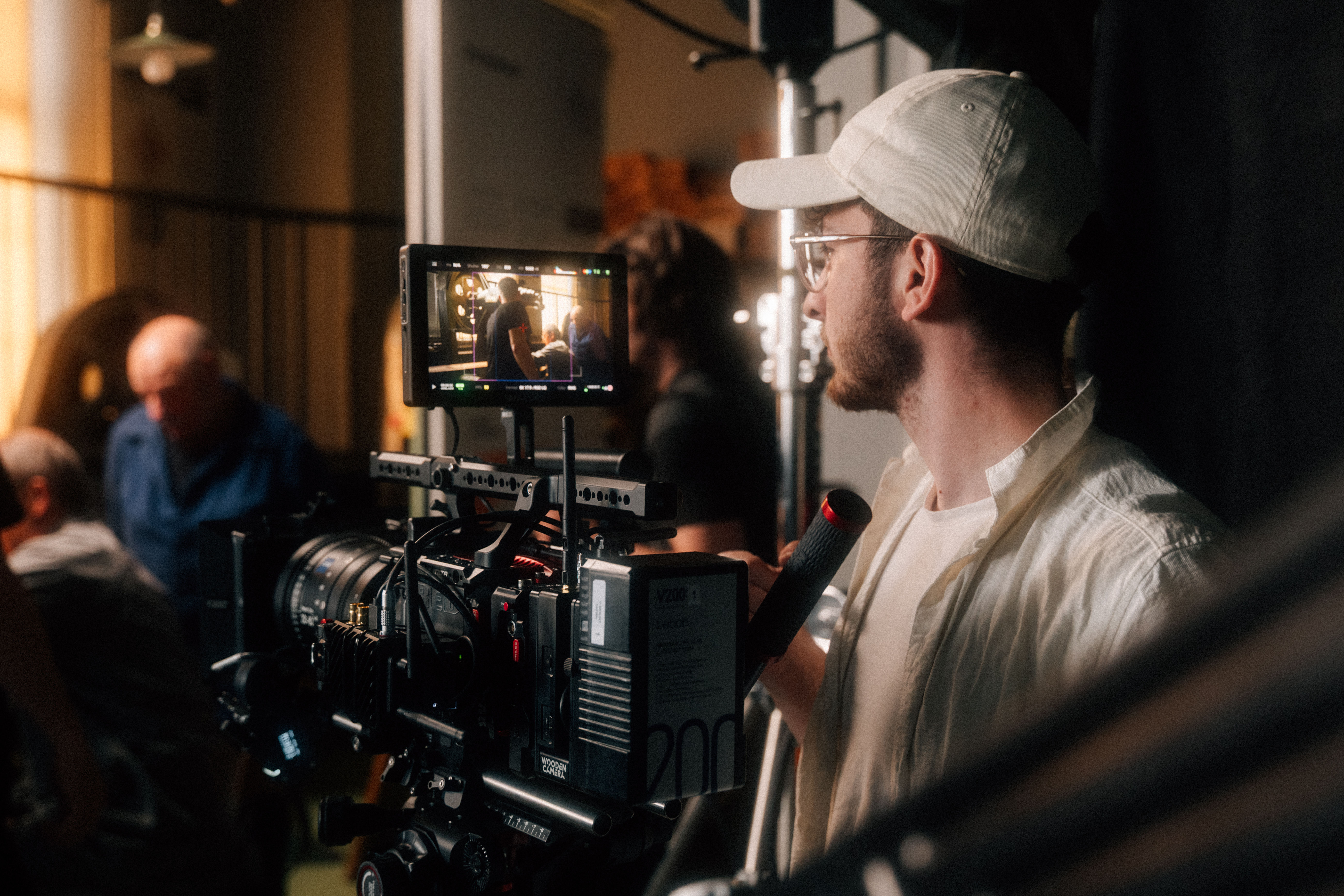 Kenny mit Cinema-Kamera am Set